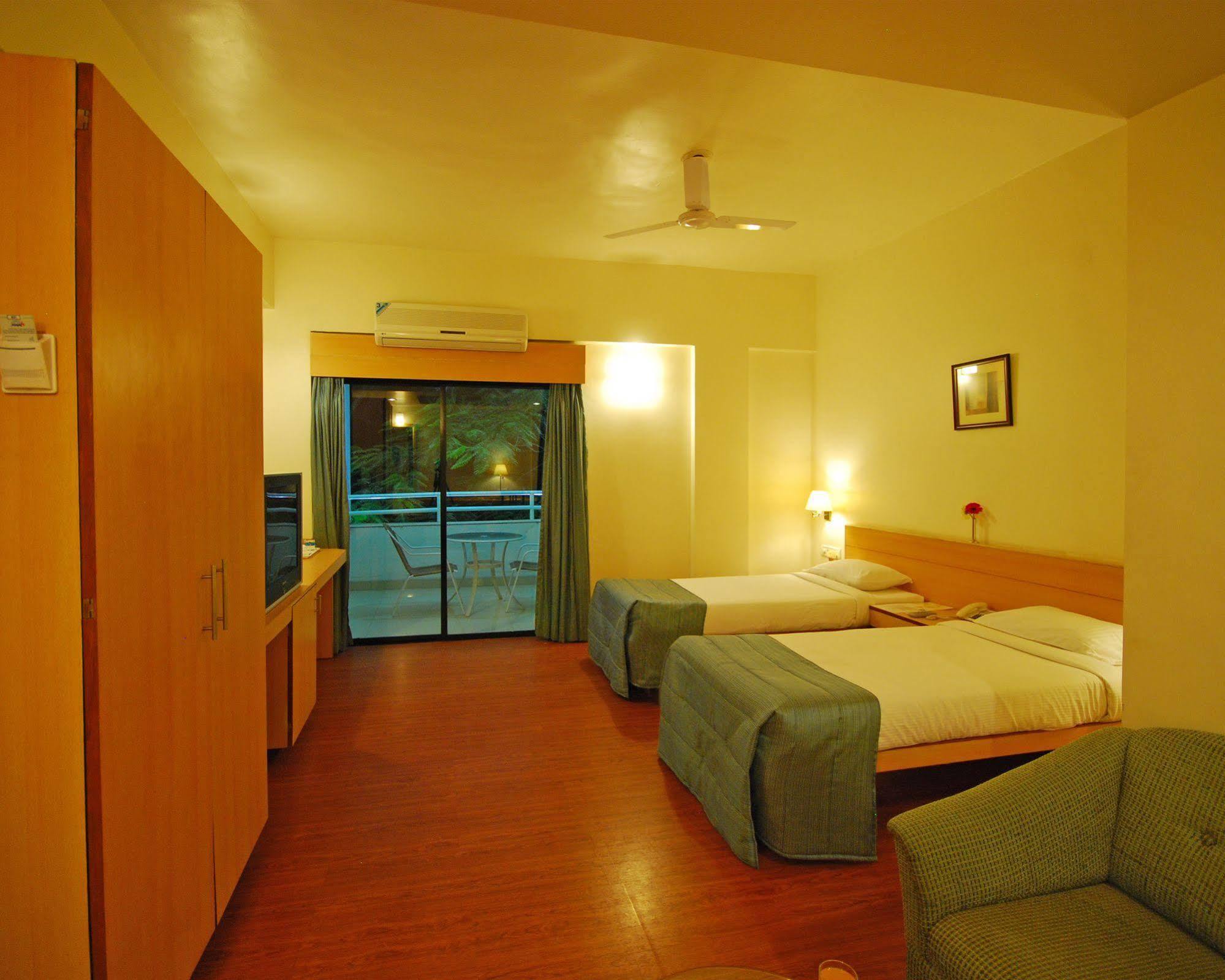 Hotel Phoenix Koregaon Park Pune Exterior foto