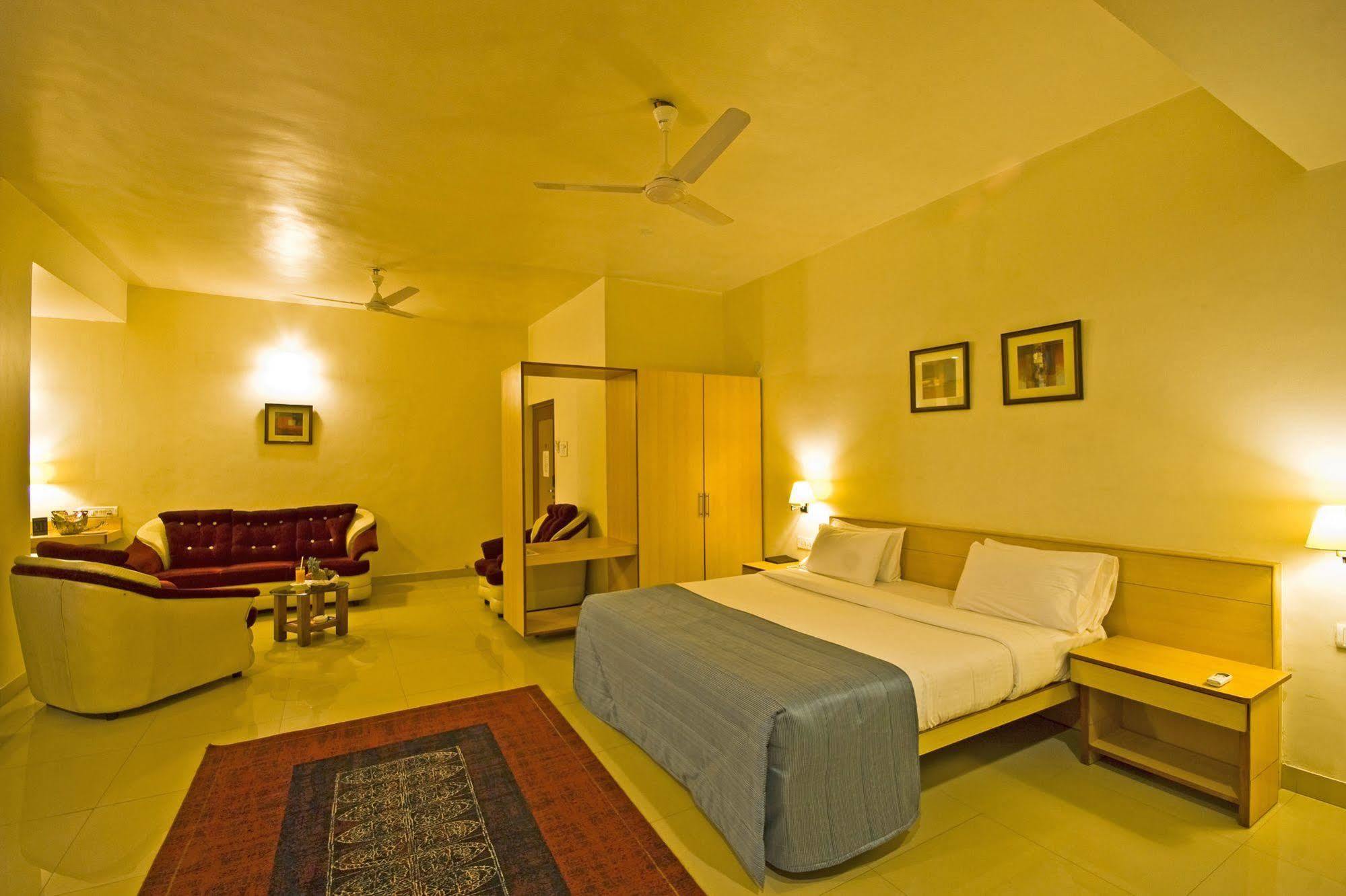 Hotel Phoenix Koregaon Park Pune Exterior foto