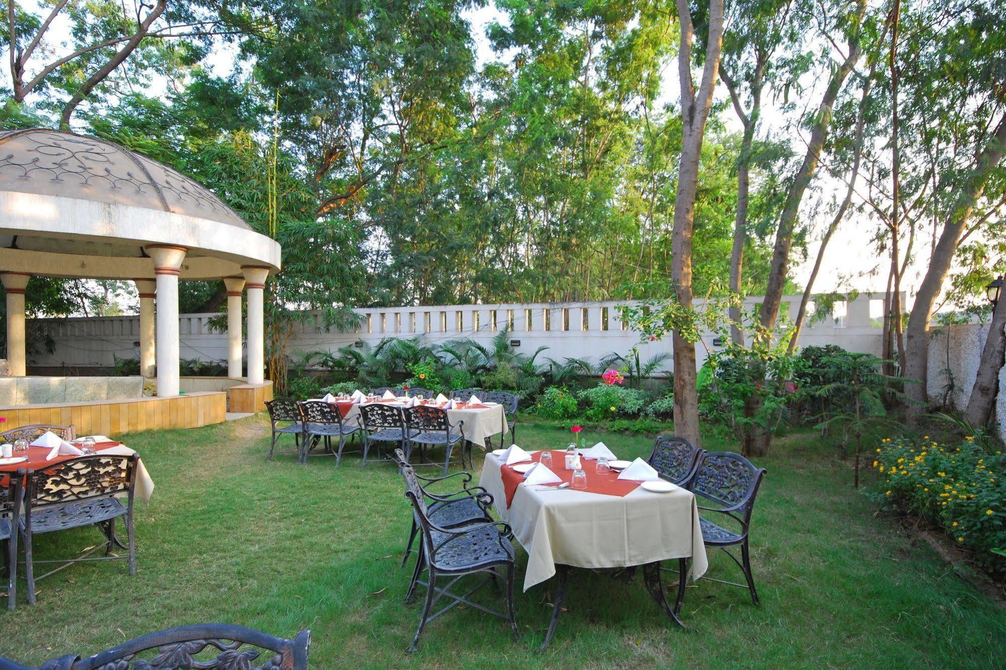 Hotel Phoenix Koregaon Park Pune Exterior foto